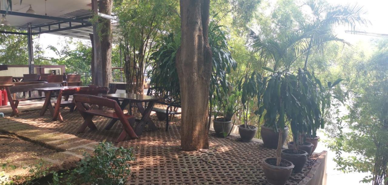 T & T Hostel Kanchanaburi Eksteriør billede