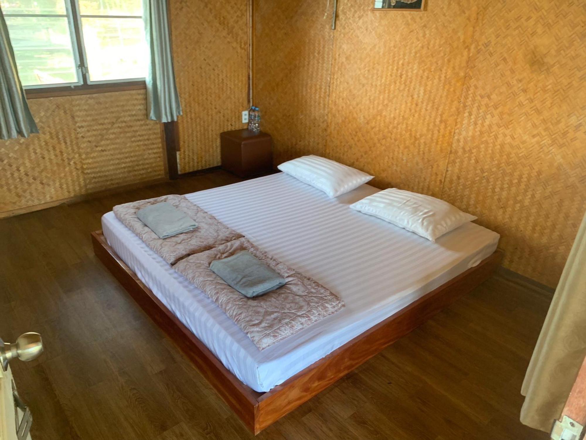 T & T Hostel Kanchanaburi Eksteriør billede
